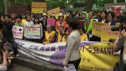 Protesters throw eggs at poster of Abe over "comfort women" issue News Clip