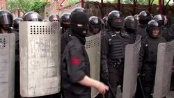 CLEAN : Pro Ukrainians try to march on Russian consulate News Clip