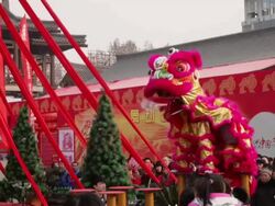 MS Chinese folk artists performing lion dance at temple fair to celebrate Chinese spring festival AUDIO / xi'an, shaanxi, china Stock Footage