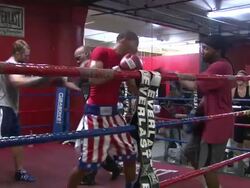 ATMOSPHERE: Gleason's Gym at the Oscar de la Hoya Leads Boxing Clinic for Teenage Boxers of USA Boxing Metro Stock Footage