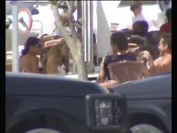 CLEAN: Sienna Miller has lunch with new boyfriend and friends in Ibiza. Sienna Miller come con su novio y unos amigos en Ibiza. Stock Footage