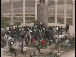 Saddam Hussein statue attacked Stock Footage