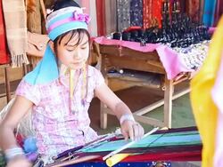 Working longneck karen women Stock Footage