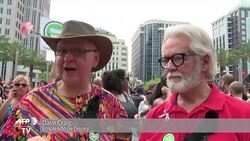 VOICED : Velas, lagrimas y canto en vigilia por victimas de Orlando News Clip