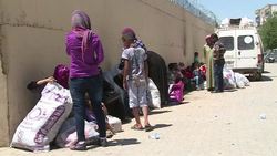 CLEAN : Syrian refugees forced to wait as Turkey closes border News Clip
