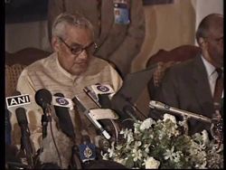 SRI LANKA: COLOMBO: SAARC SUMMIT: INDIA/PAKISTAN PRESS CONFERENCE News Clip