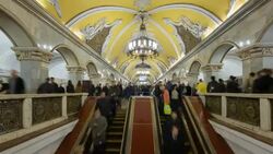 Spectacular vaulted ceiling and chandeliers in Moscow's Komsomolskaya metro station, Russia Stock Footage