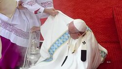 VOICED : URGENTE: Papa sufrio caida durante misa en Polonia News Clip