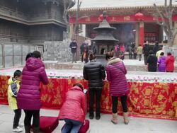 MS Pilgrims burning candles to praying for good luck during Chinese Lunar New Year at Buddhist temple / xi'an, shaanxi, china Stock Footage