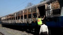 CLEAN : Nine dead in Indian train fire near Mumbai News Clip