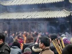 MS Pilgrims burning joss sticks to praying for good luck during Chinese Lunar New Year at Taoist temple / xi'an, shaanxi, china Stock Footage