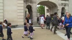 Well-wishers line streets for Queen's 90th bday Instructional Video