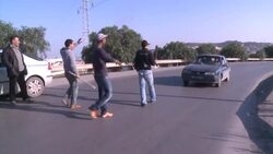 CLEAN: Armed youths roam Tunis hunting looters News Clip