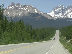WS Traffic moving on road through Icefields Parkway / Lake Louise, Banff Nationalpark, Alberta, Canada Stock Footage