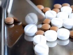 Counting tablets medicine Stock Footage