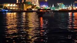 panning: transportation on river at Wat Arun Stock Footage