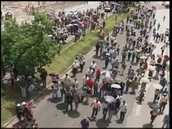 Zelaya supporters on both sides of border, demo, Zelaya's wife Instructional Video