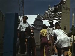 1939 World's Fair - fair goers Stock Footage