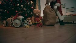 Santa Clause brings presents to familys house Stock Footage