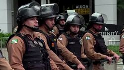 CLEAN : Heavy security outside Lula court News Clip