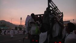 Millones de peregrinos llegan a La Meca para la peregrinacion anual islamica Instructional Video