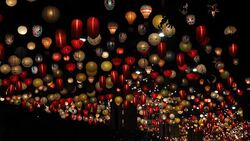 Lamps moving in the wind at night. Stock Footage