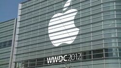 VOICED : FBI investiga pirateo de fotos intimas News Clip