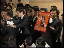 Disgraced cloning expert convicted in SKorea News Clip