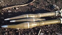 CLEAN : Abandoned Ukraine weapons litter highway near Debaltseve News Clip