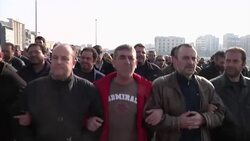 Protesters demonstrate in support of striking port workers Instructional Video