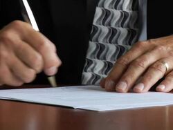 HD: Businessman signature Stock Footage