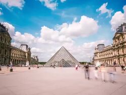 Le Louvre Museum zoom out Stock Footage