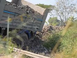 truck fall mire Stock Footage