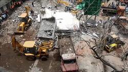 VOICED : Edificio se derrumba en India News Clip