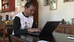 VOICED: Personal al desnudo News Clip