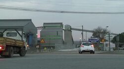 CLEAN: Workers trickle back to S.African mine under police watch News Clip