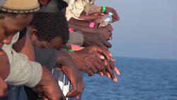 Hundreds of migrants arrive at Italian port Instructional Video