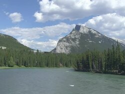 WS Ciew of Mount Rundle with Bow river / Banff Nationalpark, Alberta, Canada Stock Footage