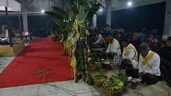 CLEAN : Indonesian tribe give volcanic offerings at mount Bromo News Clip