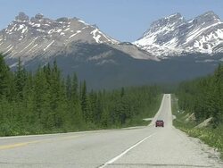 WS Traffic moving on road through Icefields Parkway / Lake Louise, Banff Nationalpark, Alberta, Canada Stock Footage