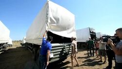 CLEAN : Russian aid convoy waits short of Ukrainian border News Clip