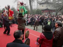 MS Chinese artists of folk puppet art troupe playing accompaniment with traditional music instrument at temple fair to celebrate Chinese spring festival AUDIO / xi'an, shaanxi, china Stock Footage