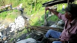 VOICED: Colombia: recuperan mineros muertos News Clip