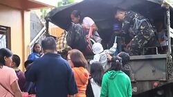 VOICED : Decenas de miles de filipinos huyen del tifon de Navidad News Clip