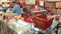 CLEAN : Hong Kong families burn macaroons to honour the dead News Clip