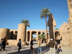 Karnak Complex, Tourist group at Colossus Of Ramses Ii Stock Footage