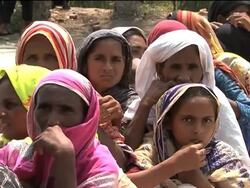 WRAP IDPs queue for food, DI Khan destroyed, relief teams arrive, aid News Clip
