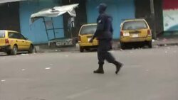 Retorno la calma a barrio que habia sido sellado para contener el brote de ebola, un dia despues de choques entre vecinos y las fuerzas que imponian la cuarentena. News Clip