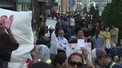 Apple fans queue for over a week to buy new iPhone News Clip