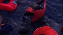 MOAS rescue migrants from the Mediterranean - Night rescue News Clip